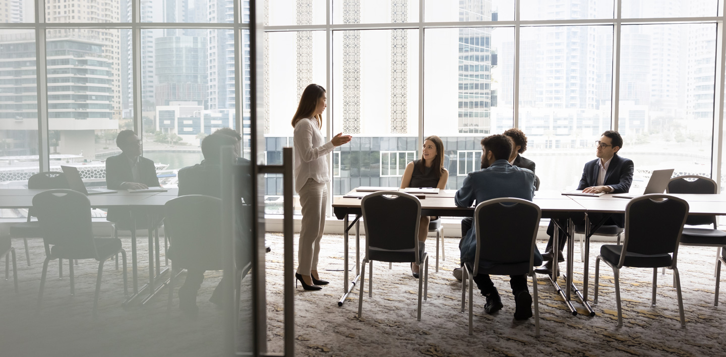 Persone che fanno meeting in ufficio